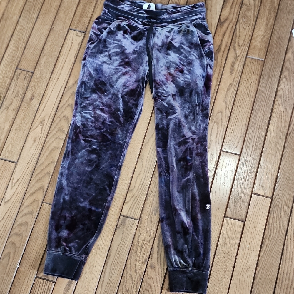 Lululemon Velvet Tie-Dye Jogger Pants in Deep Plum - Size 4